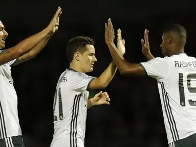 Marcus Rashford (kanan) merayakan golnya bersama Zlatan Ibrahimovic dan Ander Herrera  pada piala liga Inggris di Sixfields Stadium, (22/9/2016) dini hari WIB. (Action Images via Reuters/John Sibley)