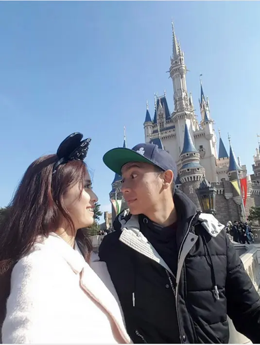 Dengan dibantu beberapa orang, termasuk manajer restoran. Akhirnya buah hatinya ditemukan saat sedang duduk terdiam di Istana Cinderella. (Instagram/fannyfabriana)