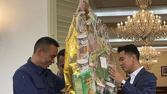 Usai Minta Maaf ke Jokowi, Rismon Sianipar Sowan ke Gibran di Istana Wapres dan Dapat Parsel