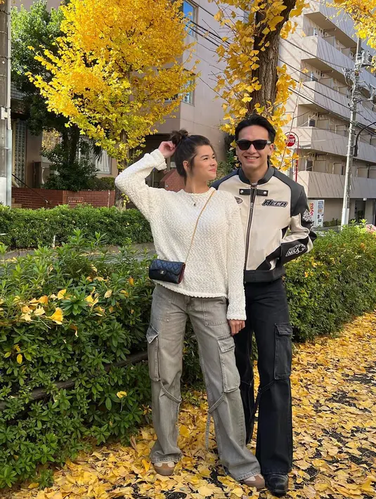 Pasangan kekasih yang selalu mencuri perhatian ini terlihat menikmati momen liburannya dengan jalan-jalan bareng dan menikmati kuliner khas Jepang berupa sushi. Banyak momen saat menikmati kuliner khas Jepang ini diabadikan di InstaStory. (Liputan6.com/IG/@jefrinichol)