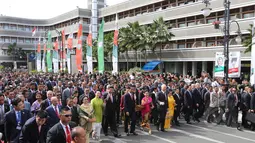 Para kepala Negara dan delegasi dari Asia dan Afrika berjalan bersama menuju Gedung Merdeka saat peringatan ke-60 Konferensi Asia Afrika di Bandung, Jumat (24/4/2015). (Liputan6.com/Herman Zakharia)