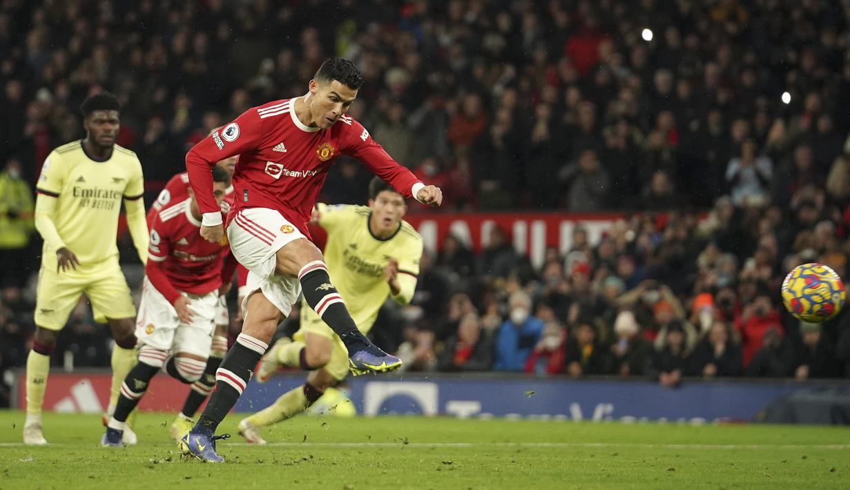 Cristiano Ronaldo menyumbang dua gol untuk membawa Manchester United mengalahkan Arsenal 3-2 dalam laga pekan ke-14 Liga Inggris, Kamis (2/12/2021). Laga tersebut juga menjadi laga terakhir Michael Carrick menjabat caretaker yang segera digantikan Ralf Rangnick. (AP/Dave Thompson)