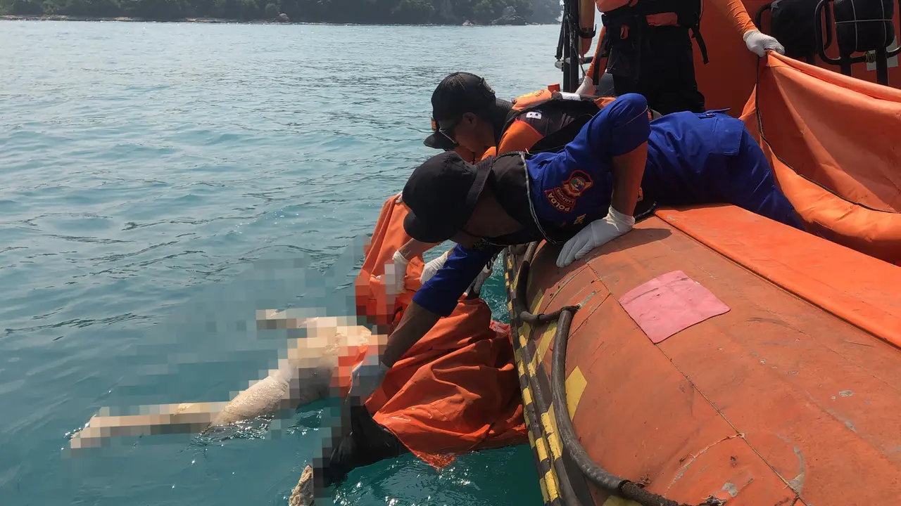 Proses evakuasi mayat tanpa identitas yang ditemukan mengapung di perairan Pulau Kandang Balak, Kecamatan Bakauheni, Kabupaten Lampung Selatan. (Dok. Istimewa).