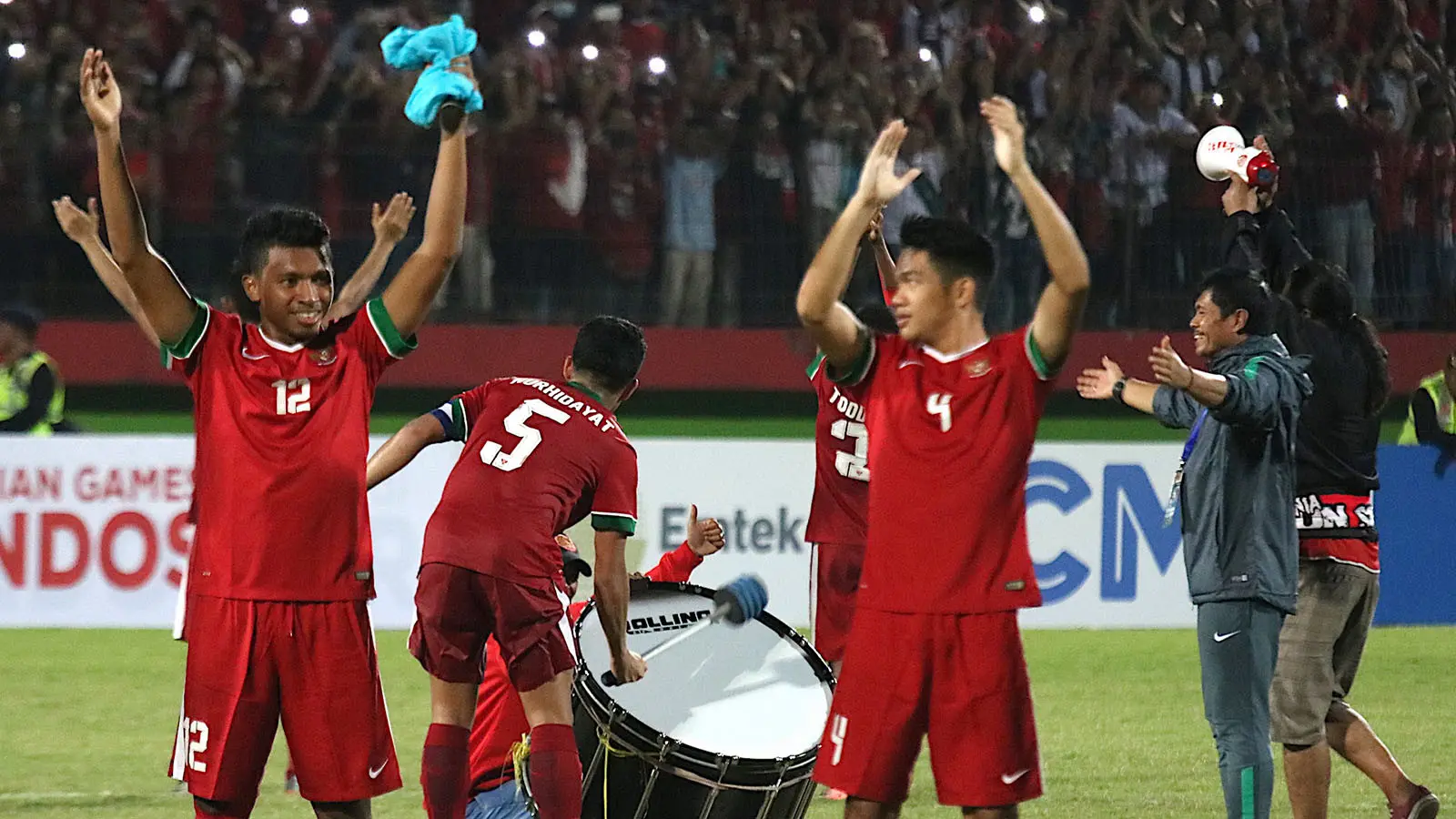 Kapten Timnas Indonesia U-19, Nurhidayat Haji Haris, memimpin selebrasi Viking Clap seusai menang atas Vietnam di penyisihan Grup A Piala AFF U-19 2018 di Stadion Gelora Delta, Sidoarjo (7/7/2018). (Bola.com/Aditya Wany)