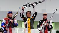 Atlet menembak putri Cina, Yang Qian (tengah) menjadi peraih medali emas pertama Olimpiade Tokyo usai memenangi cabang menembak nomor 10 meter air rifle putri, Kamis (22/7/2021). (Foto: AFP/Tauseef Mustafa)