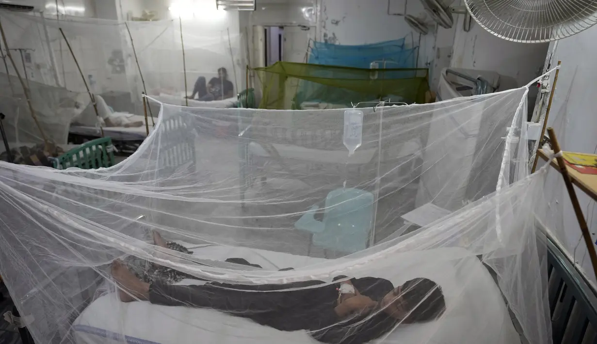 Seorang anak yang menderita demam berdarah, penyakit yang ditularkan oleh nyamuk, dirawat di bangsal isolasi, di sebuah rumah sakit di Lahore, Pakistan, Jumat (23/9/2022). Pakistan telah mengerahkan ribuan dokter dan paramedis tambahan di provinsi yang paling parah dilanda banjir di negara itu untuk menahan penyebaran penyakit yang telah menewaskan lebih dari 300 orang di antara para korban banjir, kata para pejabat. (AP Photo/K.M. Chaudary)
