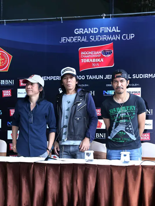 "Kita enggak banyak bawain lagu karena jadi opening bola kan. Kita bawain cuma lima lagu tapi banyak mainin lampu yang keren-keren," ucap Bimbim saat ditemui Bintang.com di Hotel Century Park Hotel, Jakarta, Rabu (20/1/2016). (Nurwahyunan/Bintang.com)