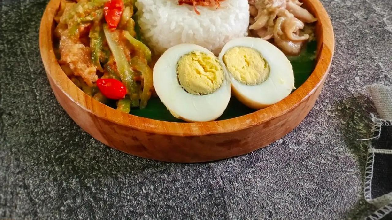 7 Resep Nasi Campur Lezat, Paduan Rasa Nusantara yang Menggugah Selera