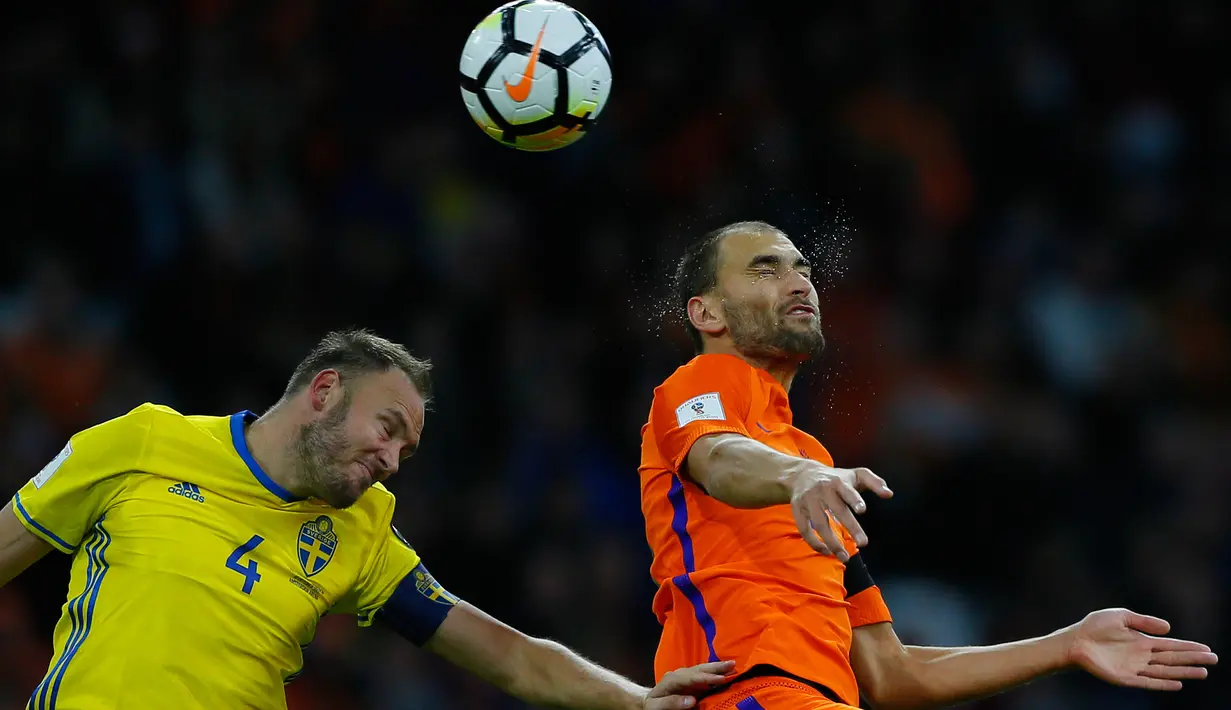 Pemain timnas Belanda, Bas Dost melompat untuk merebut bola dari pemain Swedia pada laga terakhir babak penyisihan Grup A Piala Dunia 2018 di Amsterdam Arena, Rabu (11/10). Belanda gagal lolos ke Piala Dunia usai hanya menang 2-0. (AP/Peter Dejong)