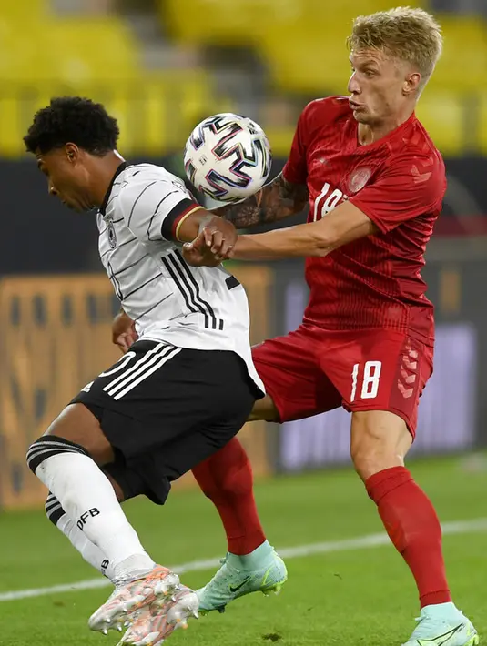 Pemain Denmark Daniel Wass berebut bola dengan pemain Jerman Serge Gnabry (kiri) pada pertandingan persahabatan di Tivoli Stadion Tirol, Innsbruck, Austria, Rabu (2/6/2021). Pertandingan berakhir dengan skor 1-1. (AP Photo/Andreas Schaad)