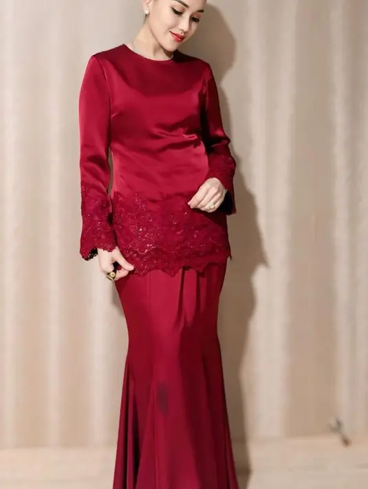 Fakta menariknya, Ayu mengatakan jika baju merah tersebut dibuat oleh sahabatnya hanya dalam waktu sehari. Baju kurung buatan Yanti Adeni ini membuat Ayu tampil elegan.  [@ayutingting92]