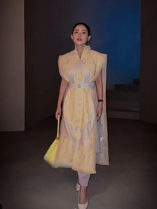 Tampil statement dengan cutting unik, kerah tinggi menjadi pernyataan pada gaya Rachel Vennya saat mengenakan rancangan Sapto Djodjokartiko.   [Foto: Instagram/ RachelVennya]