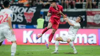 Bek Persija Jakarta, Muhammad Ferarri memenangkan duel udara melawan bek Persis Solo, Eky Taufik,  dalam laga pekan ketiga BRI Liga 1 2024/2025 di Jakarta International Stadium (JIS), Sabtu (24/8/2024) malam. (Bola.com/Bagaskara Lazuardi)