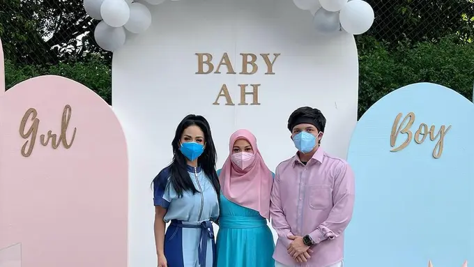 [Fimela] Krisdayanti dan Aurel Hermansyah