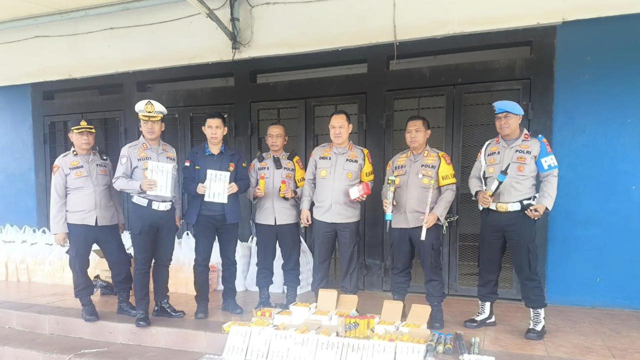 Polisi Sweeping di GBLA Jelang Laga Pamungkas Persib, 310 Barang Berbahaya Disita