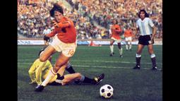Kemampuan legenda asal Belanda, Johan Cruyff memang tak pernah diragukan. Kombinasi kedua kakinya yang sama baik menciptakan pergerakan efisien yang kerap merepotkan pertahanan lawan. Cruyff menikamti karier yang luar biasa bersama Ajax Amsterdam dan Barcelona. (AFP/Staff)