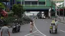 Suasana jalan di kawasan Pasar Tanah Abang, Jakarta, Jumat (27/3/2020). Sebagai upaya pencegahan penularan virus Corona COVID-19, Perumda Pasar Jaya menutup sementara aktivitas perdagangan di Pasar Tanah Abang Blok A, B dan F terhitung 27 Maret hingga 5 April 2020. (Liputan6.com/Helmi Fithriansyah)