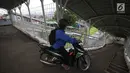 Pengendara motor memanfaatkan JPO (jembatan penyeberangan orang) di kawasan Pasar Minggu, Jakarta, Selasa (17/10). Aksi tidak tertib tersebut mengganggu hak pejalan kaki dan berpotensi membahayakan pengguna JPO. (Liputan6.com/Immanuel Antonius)