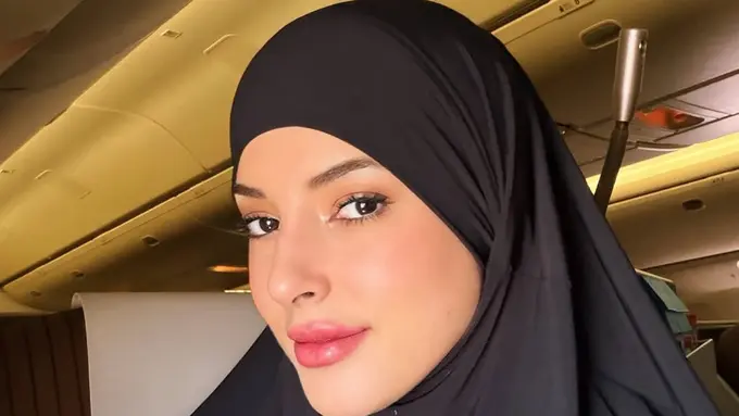 Bikin Pangling Tampil Berhijab, Pesona Tasya Farasya dengan Makeup Natural Flawless Saat Berangkat Umrah