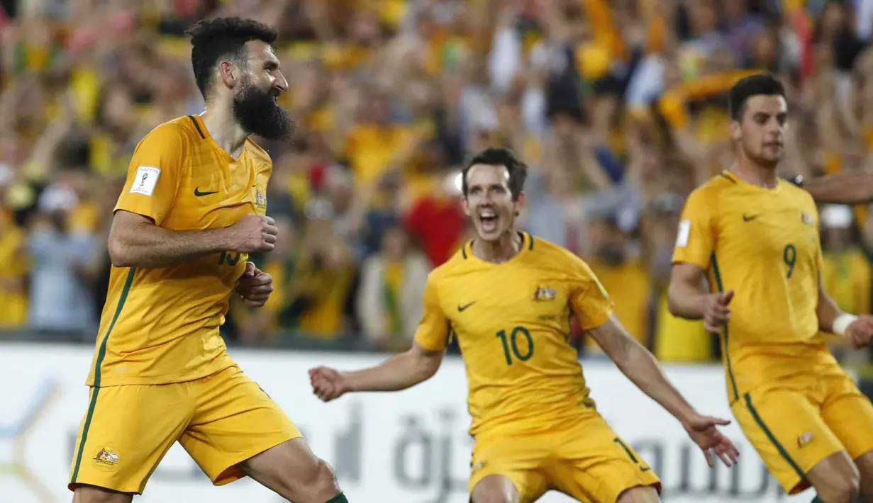 Para pemain Australia merayakan gol yang dicetak oleh Mile Jedinak ke gawang Honduras pada laga leg kedua babak play-off Piala Dunia 2018 di Stadion ANZ, Sydney, Rabu (15/11/2017). Australia menang 3-1 atas Honduras. (AP/Daniel Munoz)