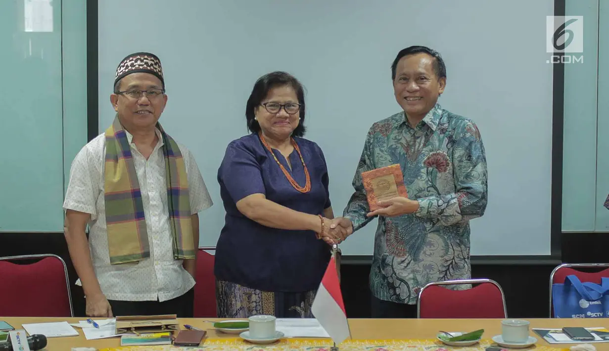 Direktur SCM sekaligus Presiden Direktur Indosiar, Imam Sudjarwo (kanan) menerima cendera mata dari Ketua PGI, Pdt Dr Henriette Tabita Lebang (kedua kiri) saat silatuhrami di Jakarta, Rabu (31/7/2019). (Liputan6.com/Faizal Fanani)