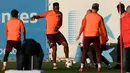 Gelandang Barcelona, Yerri Mina (tengah) menendang bola saat mengikuti latihan di Joan Gamper Sports Center di Sant Joan Despi, Spanyol (13/3). Pada leg pertama Barcelona bermain imbang 1-1 atas Chelsea di Inggris. (AFP Photo/Lluis Gene)