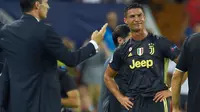 Pemain Juventus, Cristiano Ronaldo bereaksi setelah menerima kartu merah saat melawan Valencia pada matchday pertama Grup H Liga Champions, di Stadion Mestalla, Rabu (19/9). Ronaldo dianggap melakukan pelanggaran terhadap Jeison Murillo. (AFP/JOSE JORDAN)