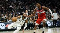 Pemain Jepang Rui Hachimura (no 8) tampil gemilang saat Wizards menghajar Bucks di lanjutan NBA 2022/2023 (AP)