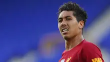 Striker Liverpool, Roberto Firmino, tampak kecewa usai gagal mengalajkan Everton pada laga Premier League di Stadion Goodison Park, Minggu (21/6/2020). Laga Derbi Merseyside edisi ke-236 itu berakhir 0-0. (AFP/Jon Super)
