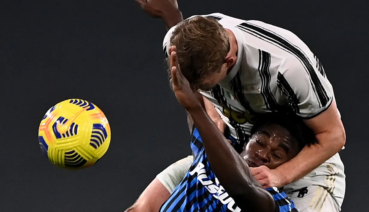 Bek Juventus, Matthijs De Ligt, berebut bola dengan penyerang Atalanta, Duvan Zapata, pada laga lanjutan Liga Italia di Allianz Stadium, Kamis (17/12/2020) dini hari WIB. Juventus bermain imbang 1-1 menghadapi Atalanta. (AFP/Marco Bertorello)