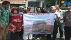 Puluhan jemaah menuntut bos travel Assyifa Mandiri menyerahkan diri ke polisi.