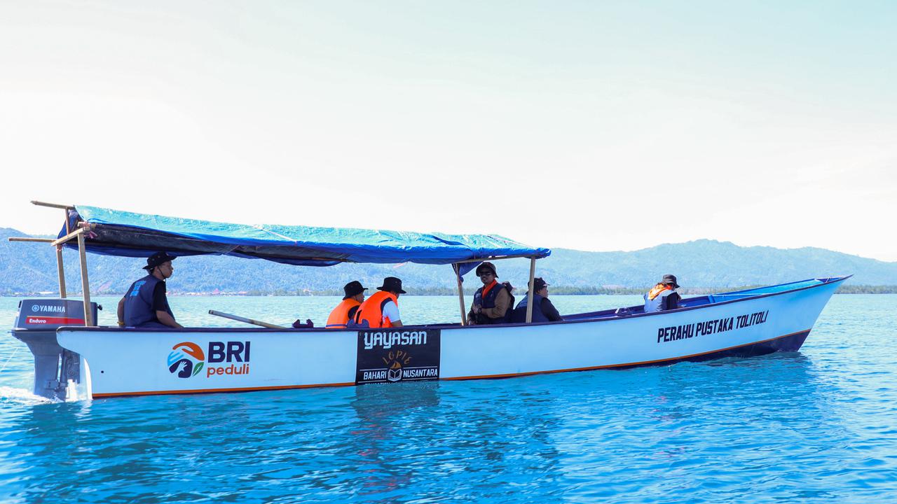 FOTO: BRI Peduli Salurkan Bantuan Perahu Literasi, Dorong Peningkatan Kualitas Pendidikan di Wilayah Pesisir Tolitoli