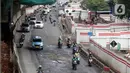 Sejumlah pengendara melintasi sebagian Jalan Rasuna Said, Kuningan yang rusak, Jakarta, Selasa (22/2/2022). Kerusakan jalan tersebut bisa membahayakan keselamatan pengendara dan menghambat arus lalu lintas. (Liputan6.com/Helmi Fithriansyah)