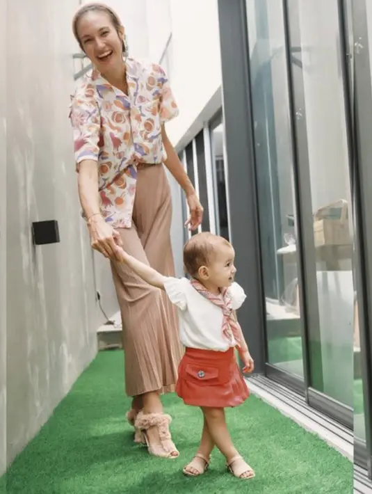 <p>Ketika bergaya kasual, Nadine juga tampak cantik dengan kemeja printed yang mempermanis gayanya. [Foto: Nadine Chandrawinata/ Instagram]</p>