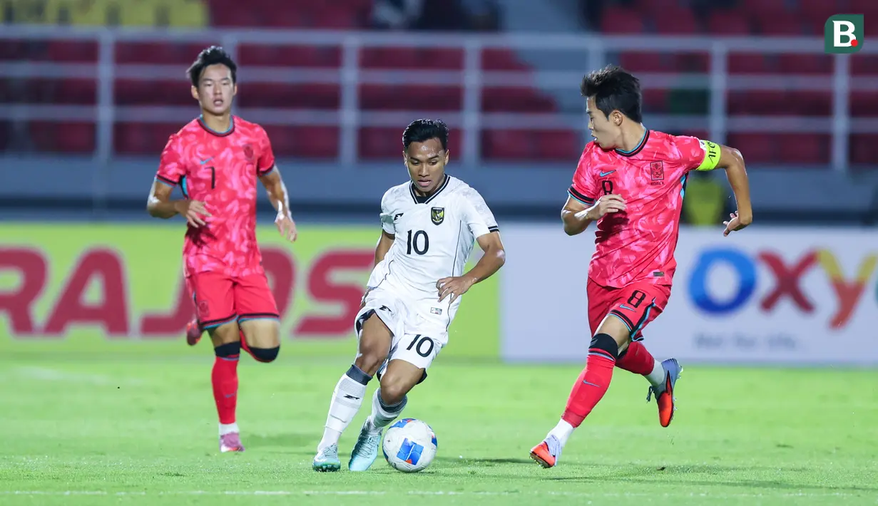 <p>Pemain Timnas Indonesia U-23, Arkhan Fikri, berusaha melewati pemain Timnas Korea Selatan U-23 dalam laga terakhir Grup J Kualifikasi Piala Asia U-23 2025 di Stadion Gelora Delta, Sidoarjo, Jawa Timur pada Selasa (9/9/2025) malam WIB. (Bola.com/Abdul Aziz)</p>