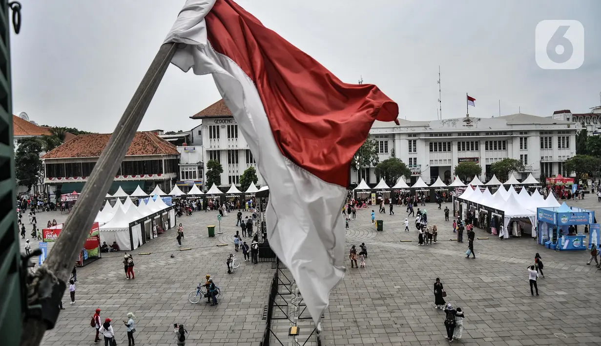 Pengunjung saat mendatangi Festival Batavia Kota Tua, Jakarta, Minggu (28/8/2022). Festival yang berlangsung hingga hari ini tersebut menampilkan sejumlah kesenian tradisional maupun modern dan memamerkan sejumlah produk UMKM di Jakarta sekaligus sebagai momentum diresmikannya wajah baru Kota Tua pasca direvitalisasi. (merdeka.com/Iqbal S Nugroho)