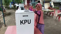 Salah satu warga ikut Pemilu Susulan (PSU) di salah satu TPS di Palembang (Liputan6.com / Nefri Inge)