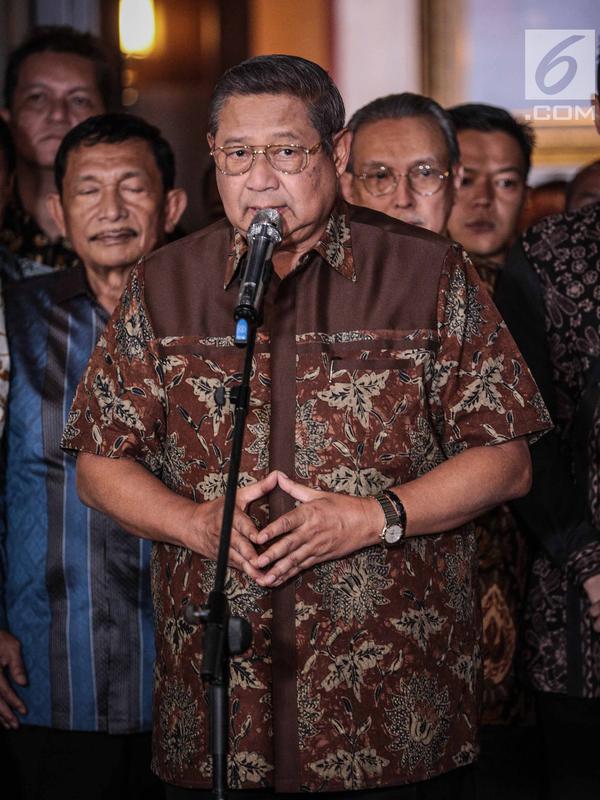 Ketum Partai Demokrat Susilo Bambang Yudhoyono (SBY) memberi keterangan usai bertemu dengan capres nomor urut 02 Prabowo Subianto di Jakarta, Jumat (21/12). SBY mengatakan ada kekhawatiran terjadinya kecurangan di Pemilu 2019. (Liputan6.com/Faizal Fanani)