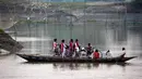 Anak-anak sekolah naik perahu menyeberangi sungai Brahmaputra di desa Kasoshila di pinggiran Gauhati, India (21/10/2019). Brahmaputra adalah salah satu sungai terbesar di Asia, yang melewati wilayah Tibet China, India, dan Bangladesh sebelum konvergen ke Teluk Benggala. (AP Photo/Anupam Nath)