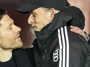 Pelatih Bayer Leverkusen, Xabi Alonso (kiri) berbincang dengan pelatih Bayern Munchen, Thomas Tuchel sebelum laga lanjutan Bundesliga 2023/2024 di BayArena, Leverkusen, Jerman, Minggu (11/02/2024) WIB. (AP Photo/Martin Meissner)