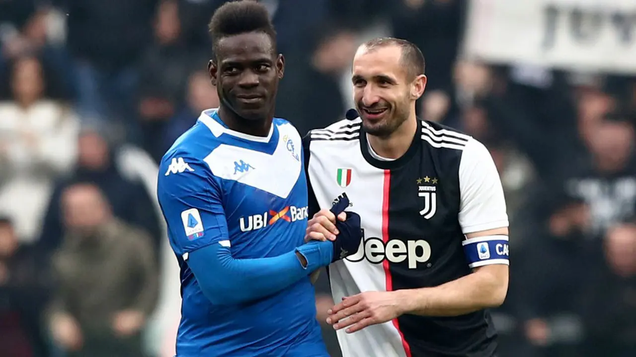 Mario Balotteli dan Giorgio Chiellini