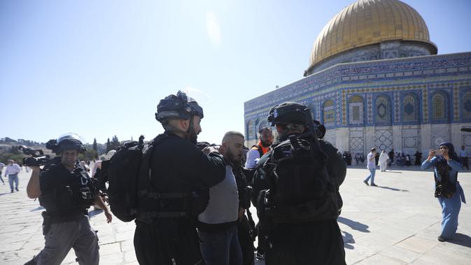 Polisi Israel membawa jemaah muslim Palestina saat bentrok di kompleks masjid al-Aqsa di Yerusalem (11/8/2019). Bentrokan terjadi usai salat Idul Adha Adha. (AP Photo/Mahmoud Illean)