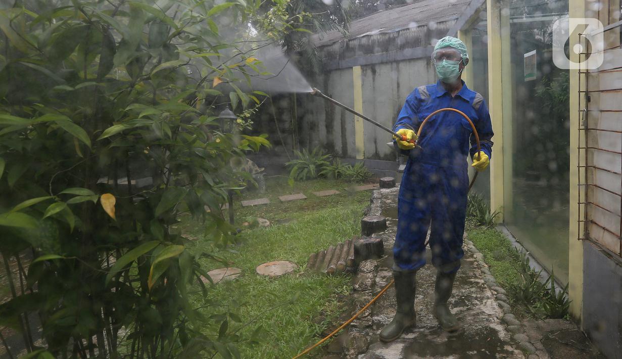 Petugas menyemprotkan cairan disinfektan di area Museum Fauna Indonesia Komodo dan Taman Reptilia, TMII Jakarta, Rabu (18/3/2020). Pengelola TMII melakukan tindakan disinfeksi di setiap lokasi wisata dan anjungan sebagai antisipasi terhadap penyebaran virus Corona. (Liputan6.com/Fery Pradolo)