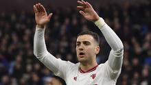 Bek Manchester United, Diogo Dalot saat menghadapi Aston Villa pada laga pekan ke-24 Premier League 2023/2024 di Villa Park, Birmingham, Minggu (11/2/2024). (AP Photo/Rui Vieira)