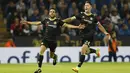 Pemain Chelsea, Cesc Fabregas (kiri) merayakan golnya bersama Gary Cahill saat melawan Leicester City pada putaran ketiga Piala Liga Inggris di Stadion King Power, (21/9/2016) dini hari WIB. (Reuters/Darren Staples)