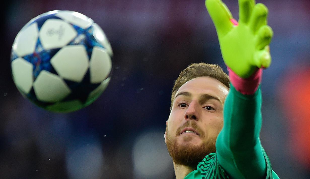 Kiper Atletico Madrid, Jan Oblak saat bertanding melawan Leicester City di Stadion King Power, Leicester, Spanyol. Banyak pengamat mengatakan kiper berusia 25 tahun ini memiliki kemampuan yang lebih baik dari Gianluigi Buffon. (AFP PHOTO/MIGUEL RIOPA)