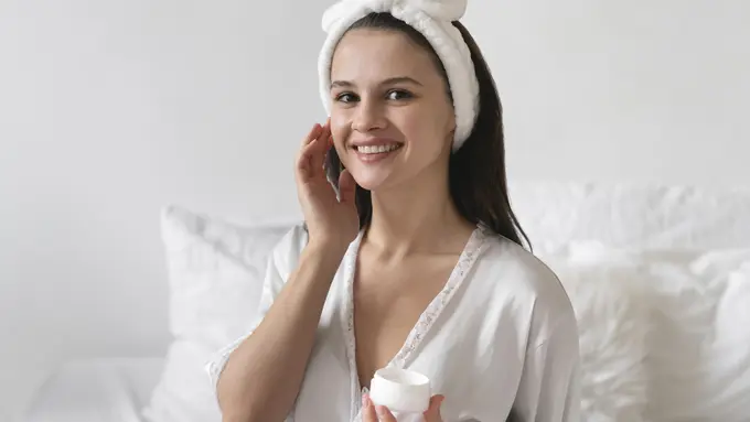 5 Rutinitas Skincare yang Bisa Bantu Kontrol Minyak di Wajah - Cover