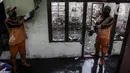 Petugas membersihkan sisa kebakaran di permukiman padat Kelurahan Bali Mester, Jatinegara, Jakarta, Selasa (8/9/2020). Kebakaran di permukiman padat itu melalap 11 rumah tinggal warga serta satu unit bengkel dan mengakibatkan 60 orang mengungsi. (Liputan6.com/Johan Tallo)