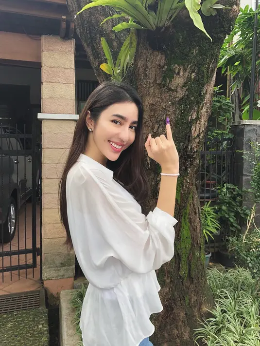 Sebagai warga negara yang baik, Nadia Purwoko tak mau ketinggalan menggunakan hak pilihnya di Pemilu 2019. Nadia tampil cantik dengan rambut terurai dan kemeja putih polos seusai mencoblos. (Liputan6.com/IG/@nadiapurwoko)