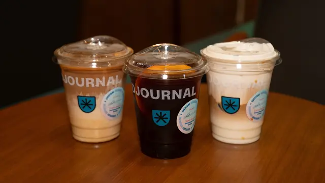 Konferensi Pers Laura Basuki, aktris dan pengusaha ternama, yang resmi diperkenalkan sebagai Chief Excitement Officer (CEO) baru Djournal Coffee (Dok/Djournal Coffee)